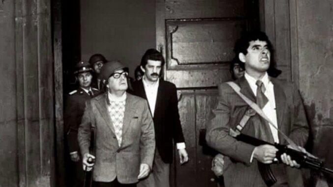 Salvador-Allende-junto-a-un-grupo-de-hombres-que-resistian-los-ataques